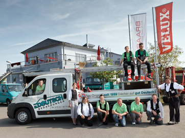 M. Deutsch Bedachungen - Angestellte vor dem Firmensitz in Darmsheim